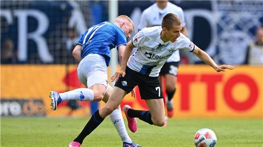 Filip Bilbija (r) verschoss einen Elfmeter für Paderborn.