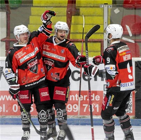 Filip Kafka (Mi.), Florian Spelleken (li.) und Jörn Weikamp beim Torjubel – von den Zugängen der Falken haben bislang alle überzeugt. Foto: Gietemann
