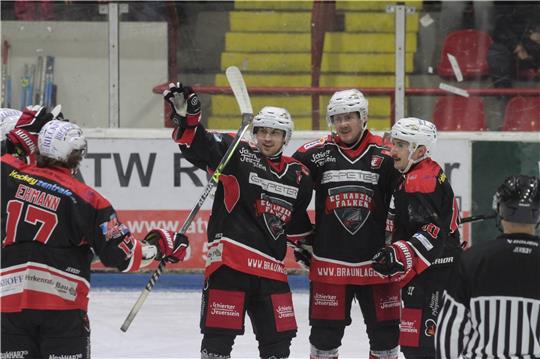 Filip Mrava (3.v.r.) lässt sich für seinen Führungstreffer von Nico Ehmann, Regan Nagy und Davide Vinci (v.l.) feiern. Lange Zeit bauen die Falken das 1:0 nicht aus, ehe sie sich im Schlussabschnitt entscheidend durchsetzen. Foto: Gietemann