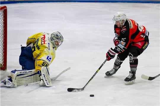 Filip Mrava, hier eine Szene aus dem Spiel gegen Adendorf, erzielt in Salzgitter die frühe Führung für die Falken. Im Play-off-Halbfinale werden die Harzer voraussichtlich wieder auf Adendorf treffen. Foto: Drechsler