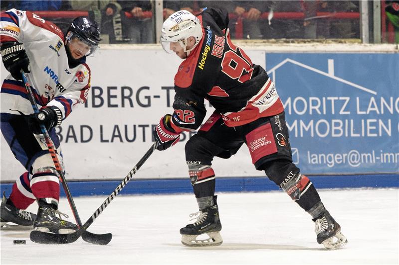 3:1 gegen Sande: Falken fehlt noch ein Sieg zum Titel Filip Mrava (r.), der hier Sandes Ratajczak versetzt, ist mit seinem Treffer zum 3:1 einer den entscheidenden Falken-Spieler im ersten Spiel der Finalserie der Eishockey-Regionalliga. Foto: Drechsler
