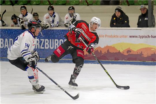 Filip Mrava (r.) markiert das zwischenzeitliche 2:2 für die Harzer Falken in Salzgitter, scheitert aber im Penaltyschießen wie auch Christoph Koziol an Icefighters-Torwart Dennis Korff. Foto: Drechsler
