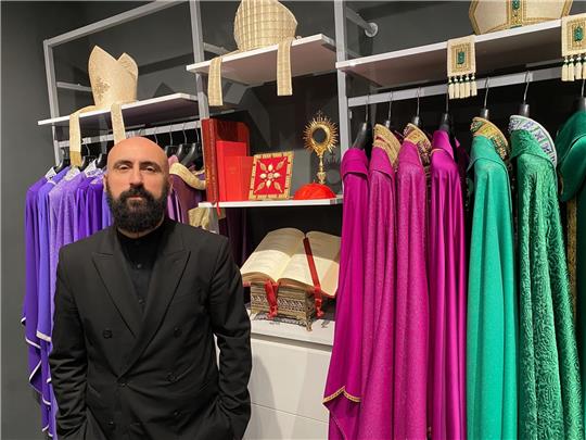 Filippo Sorcinelli schneidert Gewänder für  Päpste, Kardinäle und Priester.
