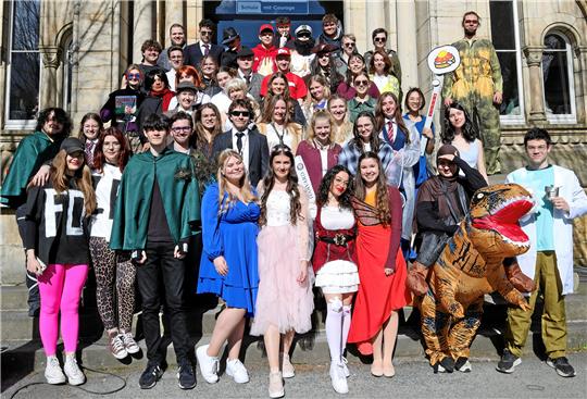 Film- und Serienhelden: Zum Start in die Mottowoche schmeißen sich die Abiturienten am Ratsgymnasium in Schale, wie sie sonst die Stars und Sternchen auf der Kino-Leinwand und auf dem TV-Bildschirm tragen. Fotos: Sebastian Skorzinski und Michel Langlotz