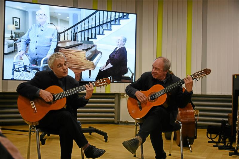 Emigrant Walter Levy (101) ist mit Humor gealtert Filmpremiere mit Livemusik von Bernd Dallmann (li.) und Rainer Buhl. Foto: Kempfer