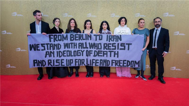 Europäischer Filmpreis geht an „Sentimental Value“ Filmschaffende mit iranischen Wurzeln zeigen ihre Solidarität.