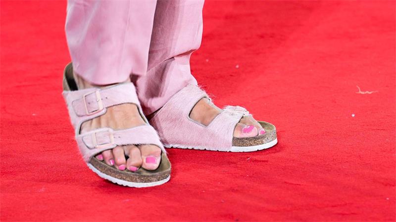 Filmstar Jason Momoa trägt auf dem roten Teppich in Venedig Sandalen ohne Socken. (Archivbild)