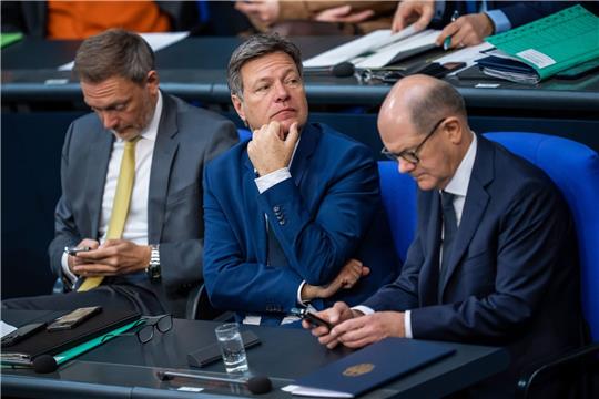 Finanzminister Christian Lindner (FDP) neben Wirtschaftsminister Robert Habeck (Grüne) und Bundeskanzler Olaf Scholz (SPD). Foto: dpa