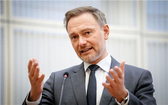 Finanzminister Christian Lindner (FDP) spricht sich bei einem Treffen der G7-Staaten für eine Aufstockung der Finanzhilfen für die Ukraien aus.