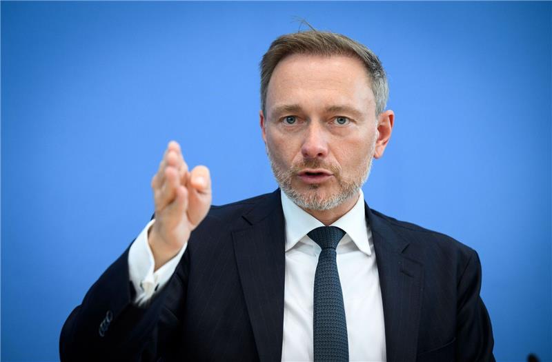 Zweifel an Rentenplan: Welche Rolle spielen künftig Aktien? Finanzminister Christian Lindner (FDP) stellt in der Bundespressekonferenz den Regierungsentwurf für den Bundeshaushalt 2024 und den Finanzplan bis 2027 vor.