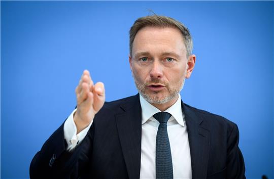 Finanzminister Christian Lindner (FDP) stellt in der Bundespressekonferenz den Regierungsentwurf für den Bundeshaushalt 2024 und den Finanzplan bis 2027 vor.