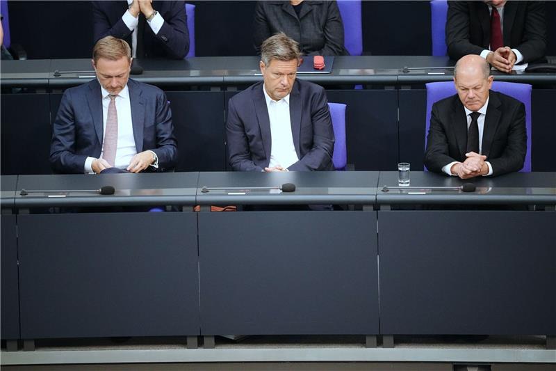 Atomstreit: Grünen-Spitze will Scholz-Entscheidung mittragen Finanzminister Christian Lindner, Wirtschaftsminister Robert Habeck und Bundeskanzler Olaf Scholz im Bundestag.