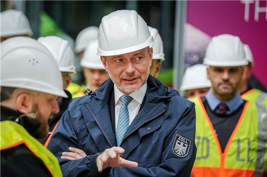 Finanzminister Christian Lindner  begleitet einen Einsatz der Schwarzarbeits-Kontrolle des Zolls am Potsdamer Platz in Berlin.