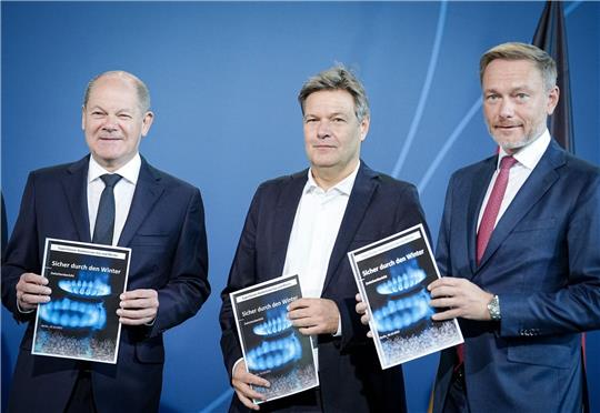 Finanzminister Christian Lindner (r), hier mit Bundeskanzler Olaf Scholz (l) und Wirtschaftsminister Robert Habeck, hat erstmals die Kosten für die Preisbremsen bei Strom und Gas beziffert.