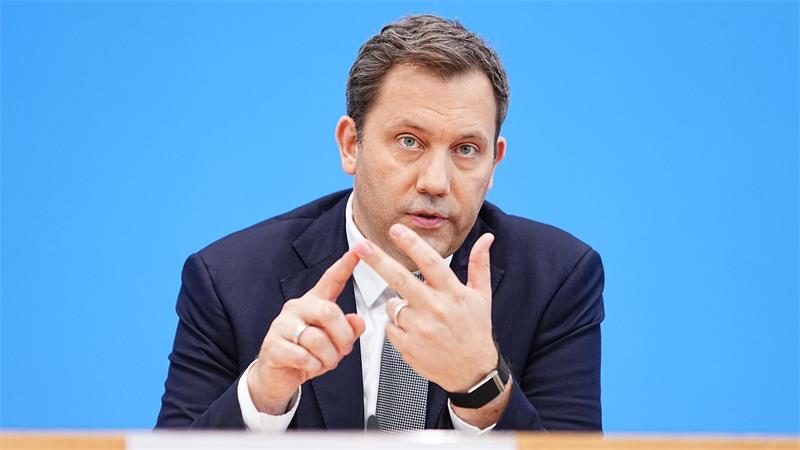 Rente, Pflege, Wahlen - volles Programm für Merz im Herbst Finanzminister Klingbeil (SPD) fehlen in den kommenden Jahren Milliarden. (Archivbild)