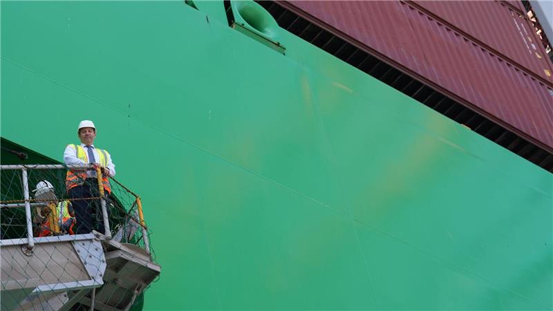 Zoll-Bilanz 2024: mehr Pakete, Marihuana und Kriegswaffen Finanzminister Klingbeil begleitet in Hamburg Zollbeamte an Bord eines Containerschiffs.