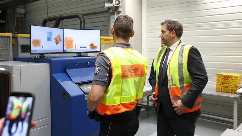 Finanzminister Klingbeil beim Rundgang mit den Zollbeamten zur Überprüfung von Paketen am DHL-Hub am Flughafen Leipzig/Halle.