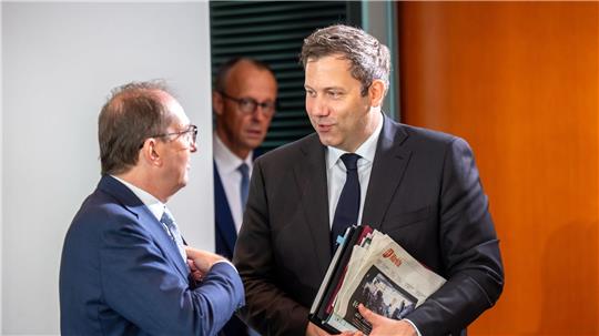 Finanzminister Klingbeil hat sein erstes Gesetz durchs Kabinett gebracht. 