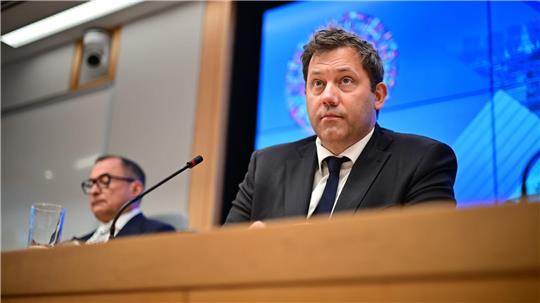 Finanzminister Klingbeil sieht massive Auswirkungen des Iran-Kriegs auf das Wachstum in Deutschand.  