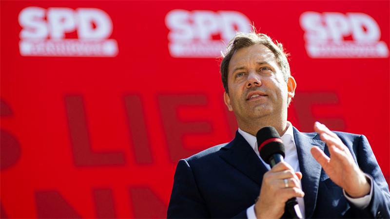 Merz verspricht Entlastung bei Rekord-Spritpreisen Finanzminister Klingbeil will eine Extra-Steuer. (Archivbild)