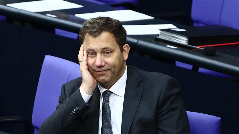 Finanzminister Lars Klingbeil (SPD) bringt der Tankrabatt Milliarden-Steuerausfälle.