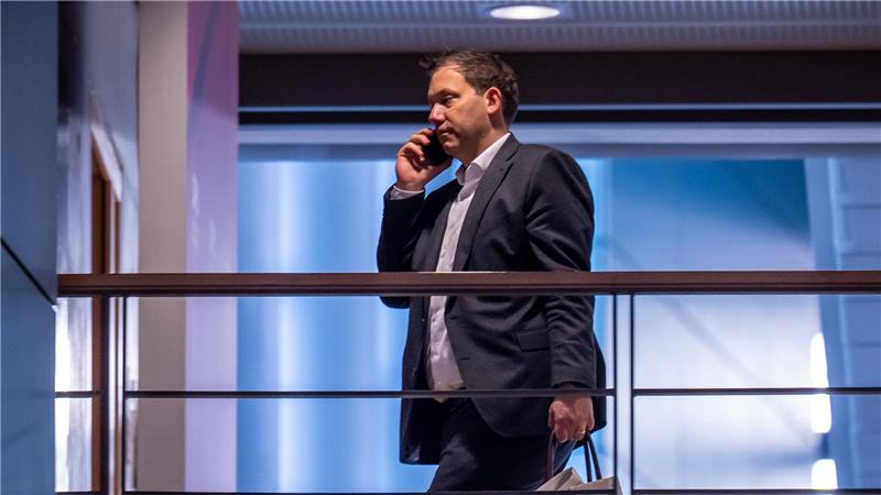 Finanzminister Lars Klingbeil (SPD) muss im Alltag viel Zeit am Handy verbringen - und will es an Weihnachten bewusst ausschalten. (Archivbild) 