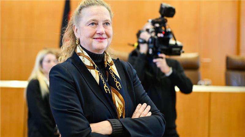 Bundesverfassungsgericht: Soli darf bleiben - noch Finanzstaatssekretärin Hölscher hatte den Soli verteidigt.