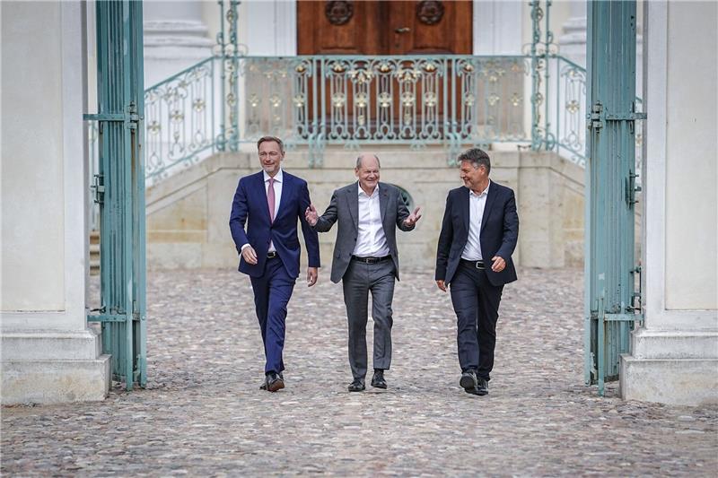Das sind die Beschlüsse der Kabinettsklausur in Meseberg Finianzminister Christian Lindner, Bundeskanzler Olaf Scholz und Wirtschaftsminister Robert Habeckbei der Halbzeit-Klausur des Bundeskabinetts im Schloss Meseberg.