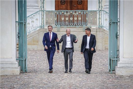 Finianzminister Christian Lindner, Bundeskanzler Olaf Scholz und Wirtschaftsminister Robert Habeckbei der Halbzeit-Klausur des Bundeskabinetts im Schloss Meseberg.