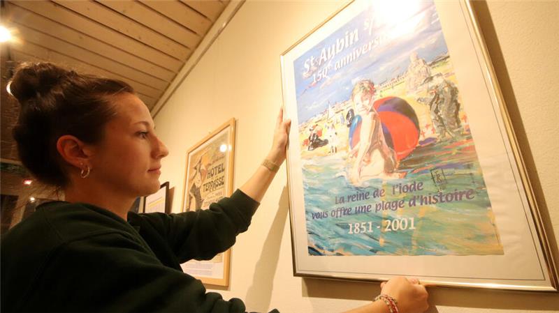 Finja Ehlers bereitet in den Räumen der Lewer Däle die Ausstellung zu 40 Jahren Partnerschaft von Liebenburg mit Saint-Aubin-sur-Mer vor.