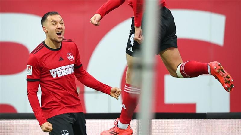 Finn Jeltsch (r.) beim Jubelsprung nach seinem Kopfballtor. 