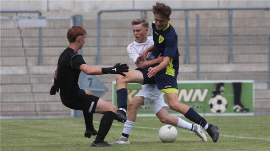 Finn Kussmann (r.) von den B-Junioren der JSG Goslar bringt den Kasten des SCU Salzgitter in Gefahr, scheidet am Ende aber aus.