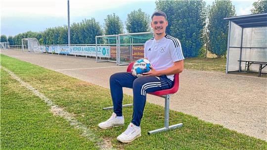 Finn-Luca Jörg wird sich nach seinem zweiten Kreuzbandriss innerhalb von nur elf Monaten bis auf Weiteres vom Fußball zurückziehen. Dem TSV Lochtum wird er aber regelmäßig als Zuschauer erhalten bleiben.  Foto: Krause