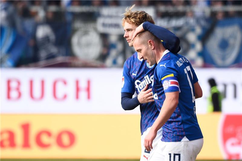 Holsteins Höhenflug Richtung Bundesliga kein Zufall Finn Porath (l) und Lewis Holtby von Holstein Kiel.