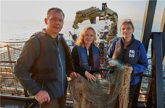 Finn Viehberg (l-r), Leiter des WWF Ostsee-Büros, Bundesumweltministerin Steffi Lemke (Grüne) und Heike Vesper, Vorstand Transformation Politik und Wirtschaft beim WWF Deutschland, halten Teile von Geisternetzen in ihren Händen.