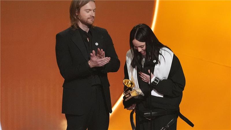 Finneas und Billie Eilish nehmen den Preis für den Song des Jahres entgegen.