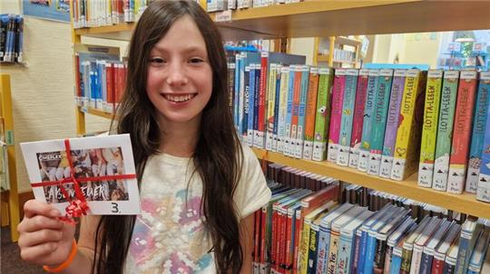 Finnja Kosemund ergattert beim Lesebingo in der Stadtbibliothek den dritten Platz.