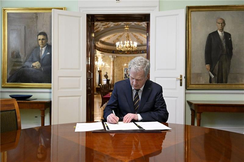 Finnischer Präsident unterzeichnet Nato-Gesetze Finnlands Präsident Sauli Niinistö unterzeichnet das nationale Nato-Gesetz. Noch fehlen die letzten Ratifizierungen der Türkei und Ungarns.