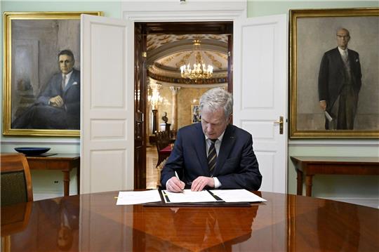 Finnlands Präsident Sauli Niinistö unterzeichnet das nationale Nato-Gesetz. Noch fehlen die letzten Ratifizierungen der Türkei und Ungarns.