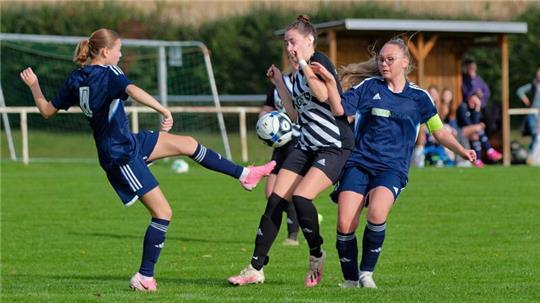 Fiona Lemke (l.) und Mileen Chantal Wojton (r.) von der SG NeSe attackieren in der Kreisliga-Begegnung gemeinsam Tiana Kunze von der SG Steinlah/Haverlah.