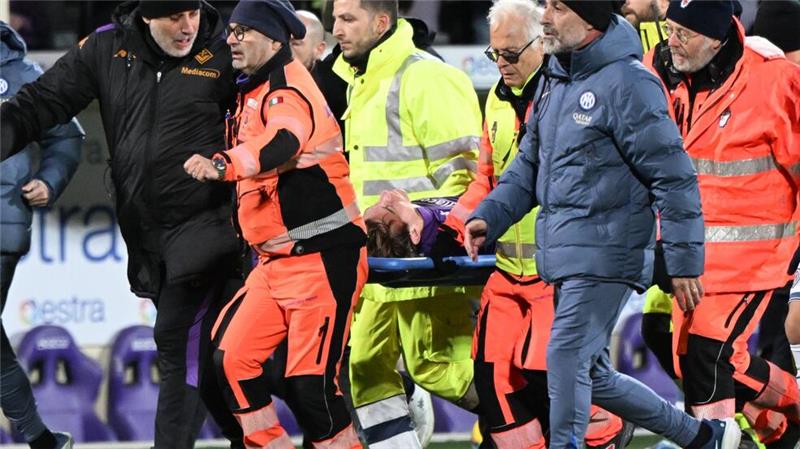 Fußballer Bove nach Herzstillstand „wach und aufmerksam“ Fiorentina-Profi Edoardo Bove wird nach seinem Zusammenbruch zu einem Krankenwagen getragen.