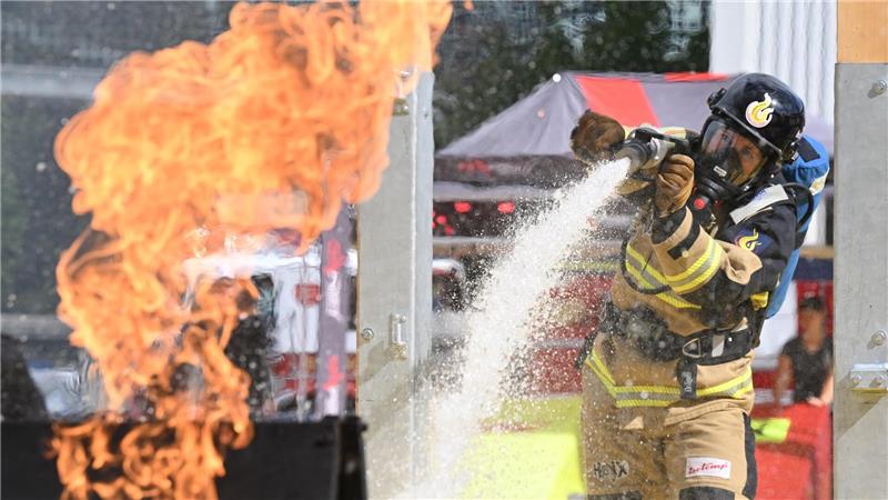 Firefit-EM auf der Interschutz in Hannover: Feuerwehrfrau im Löscheinsatz
