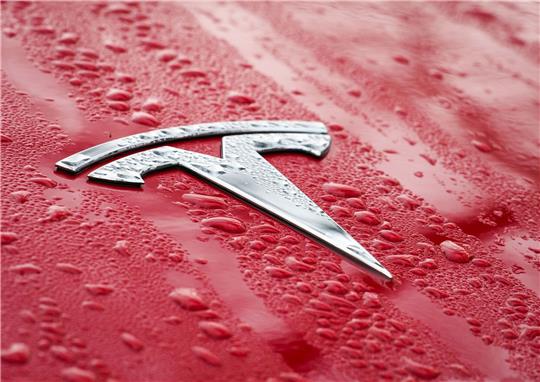 Firmenchef Elon Musk versprach diese Woche abermals selbstfahrende Tesla-Autos.