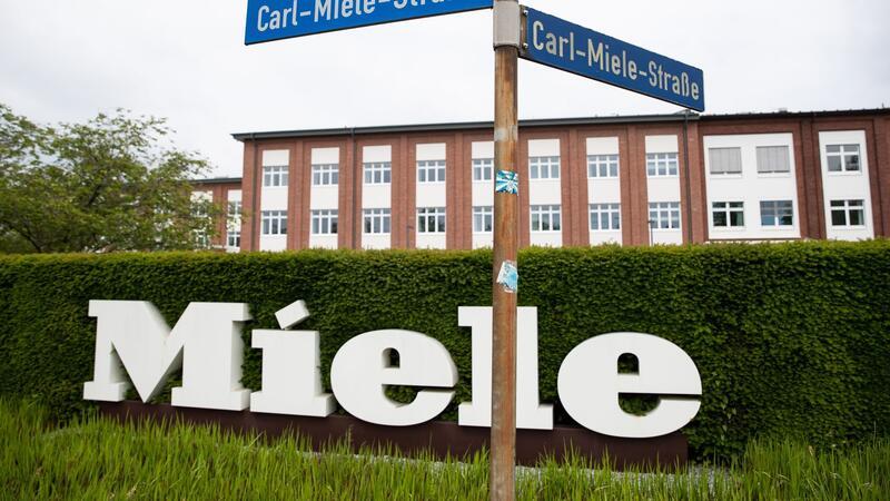 Miele baut in Deutschland 1300 Arbeitsplätze ab Firmengelände der Miele & Cie. KG in Gütersloh. Wegen einer Nachfrageschwäche baut die Firma in Deutschland circa 1300 Arbeitsplätze ab.