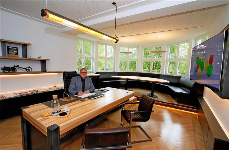 Firmengründer und Vorstand Lars Bornemann hat sein Büro im ehemaligen Verwaltungsgebäude des Fliegerhorstes gezogen. Links: Die Bornemann AG ist Spezialist für Navigations- und Ortungstechnik.  Fotos: Epping