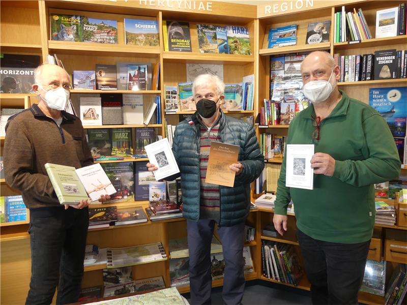 Erinnerungen an die Todesmärsche durch den Harz Firouz Vladi und Friedhart Knolle (re.) präsentieren mit Stefan Grosse (li.) die neue Broschüre. Foto: Römhild