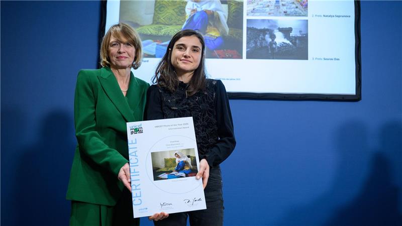 First Lady Elke Büdenbender steht hier zusammen mit der Gewinnerin Elise Blanchard vor dem prämierten Foto.