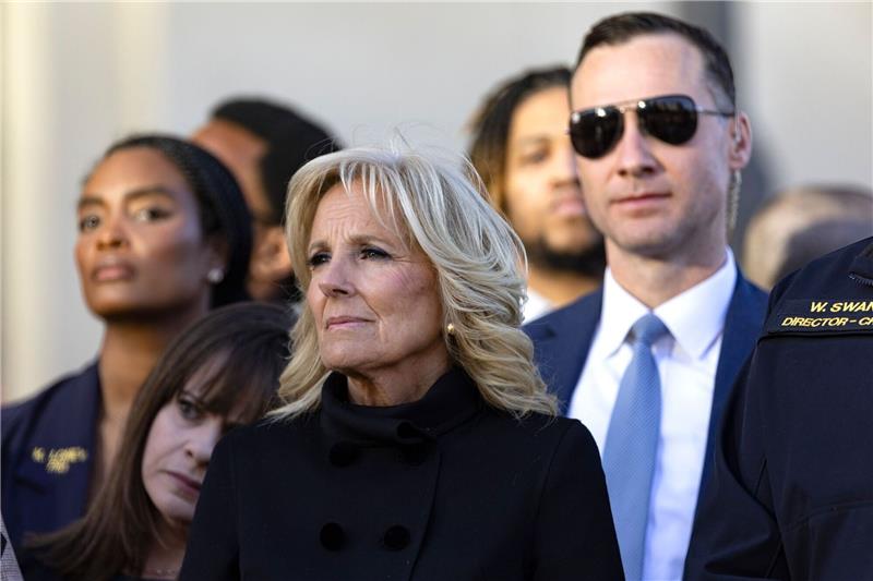 US-First Lady besucht Nashville nach Amoklauf an Grundschule First Lady Jill Biden während einer Mahnwache für die Opfer des Amoklaufs an der Covenant School von Nashville.