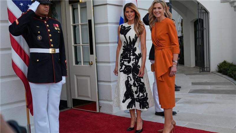 First Lady Melania Trump (l) und Königin Máxima der Niederlande betreten das Weiße Haus in Washington.