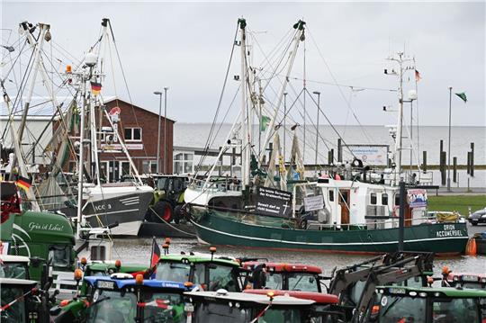 Fischer und Landwirte demonstrieren gemeinsam im Hafen.